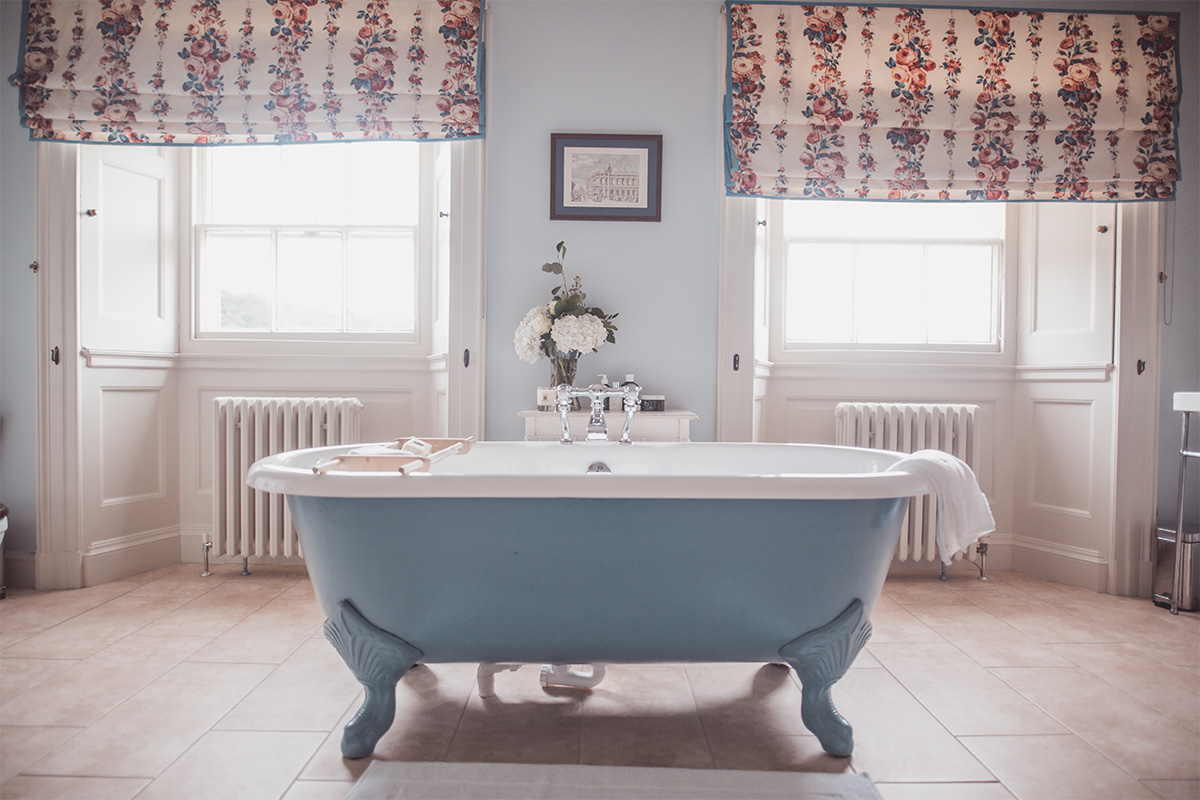 Free standing roll top bath