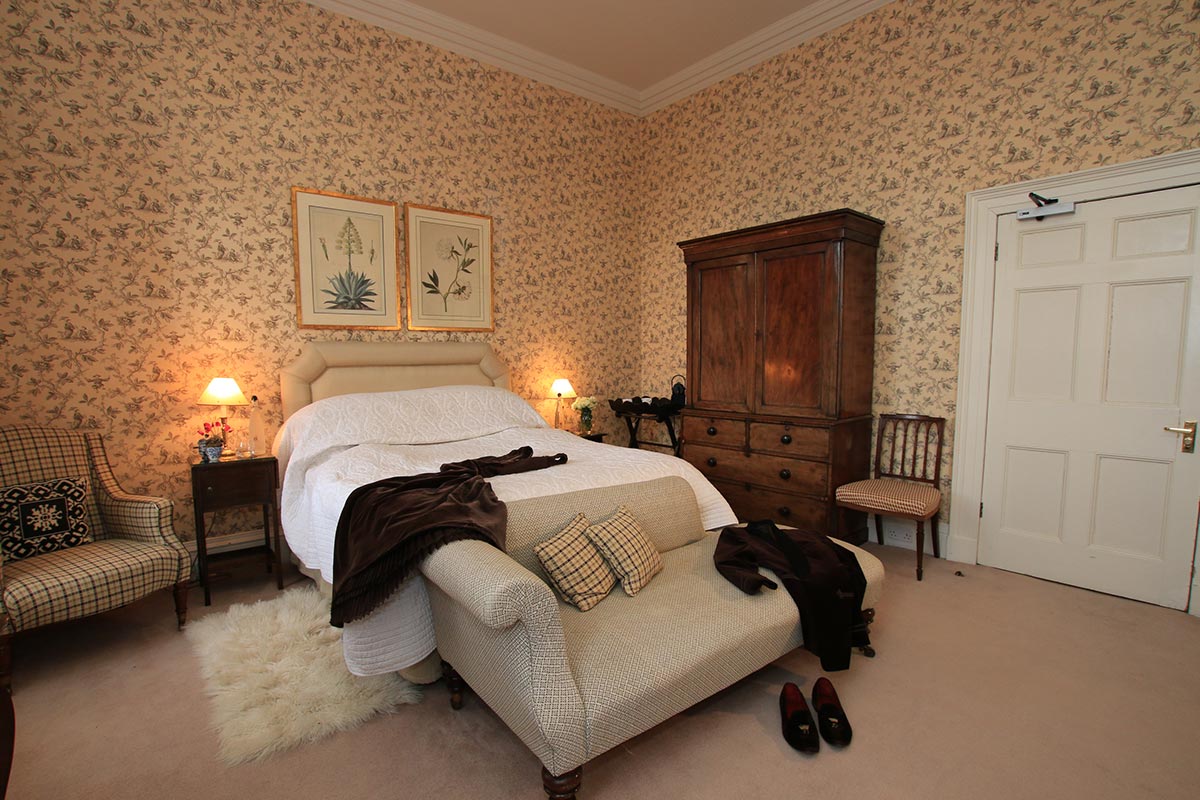 We have 5 Executive en-suite  bedrooms available for you to choose from all priced at £185 per room.  Captain Richard's bedroom occupies a King size bed.  The en-suite bathroom has a shower over the bath.  This room permits a cot.