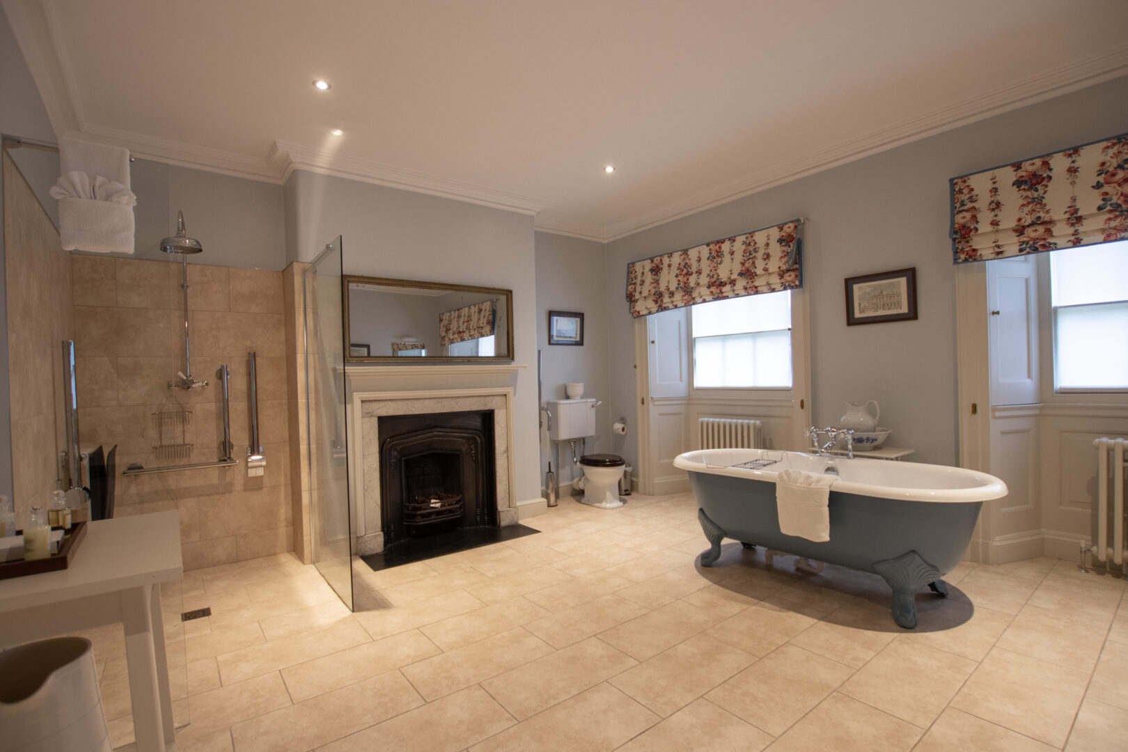 A beautiful spacious bathroom overlooking the rear manicured gardens.  Consisting of a free-standing bath and walk in shower. Suitable for guests with mobility difficulties.