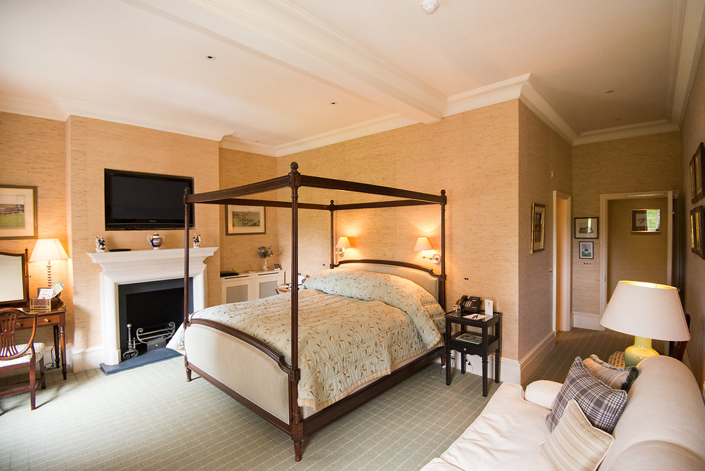 We have 4 Deluxe bedrooms which have all been designed to a high quality finish. Deluxe bedrooms are priced at £285 per room. The Mahogany bedroom occupies a Superking size four poster bed with ensuite bathroom with a walk in shower and standalone bath. This bedroom can be accessed via a lift. A cot is permitted in this room.