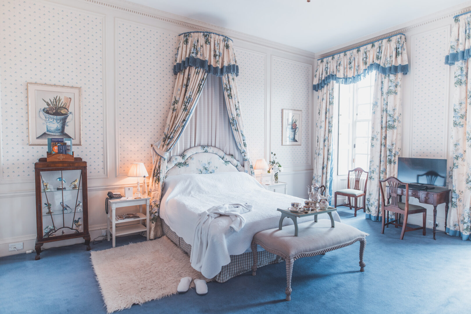 We have 3 Executive Plus en-suite bedrooms available for you to choose from all priced at £200 per room. Lady Derby's Bedroom occupies a Superking size bed with corona. This room permits permits 2 extra Z bed to be occupied by a child priced at £30pp to include Breakfast.