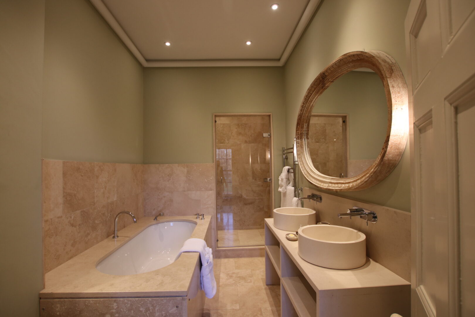 The deluxe bathrooms have been designed to a high standard of finish. The ensuite bathrooms have a walk in shower and standalone bath.