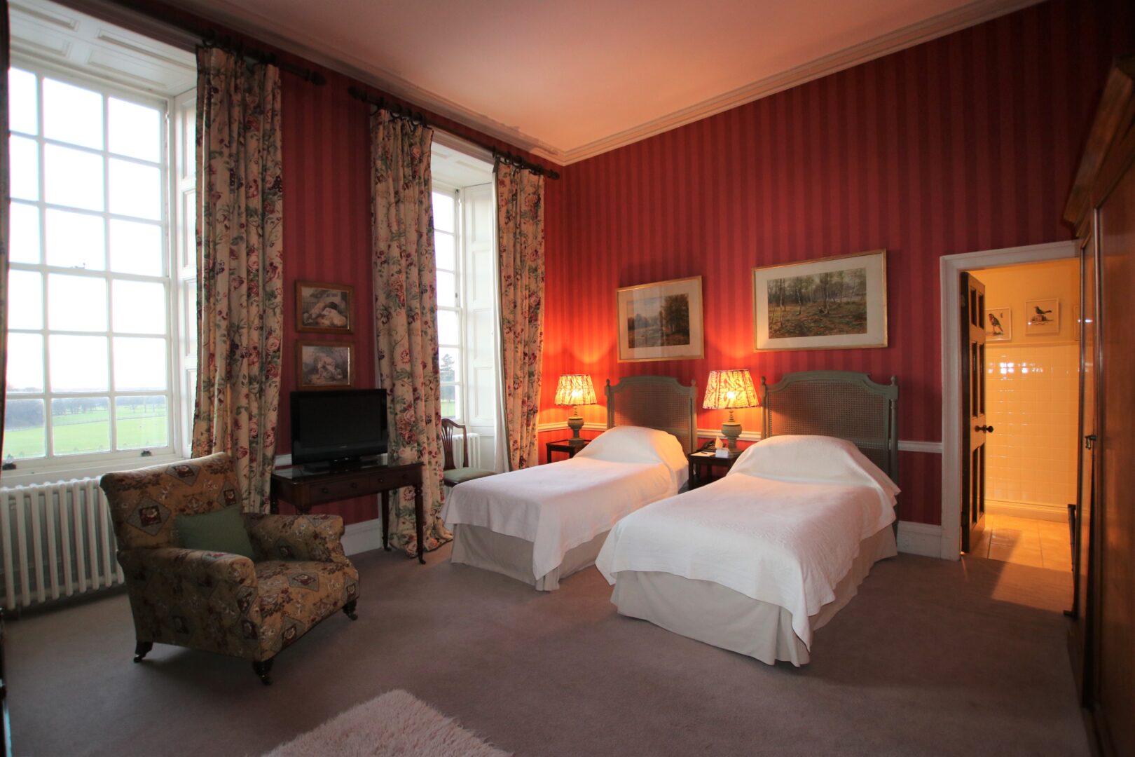 We have 5 Executive en-suite  bedrooms available for you to choose from all priced at £185 per room.  Mr Hugh's bedroom occupies twin beds.  The en-suite bathroom has a shower over the bath. This room permits a cot.